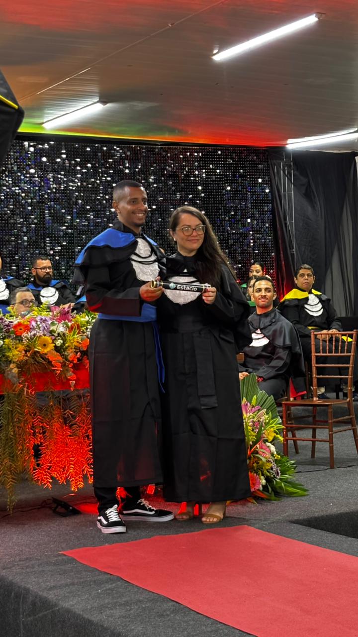 Formandos da Estácio com o diploma na colação de grau